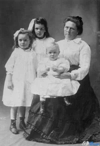 Belle Gunness with her children Lucy Sorensen, Myrtle Sorensen and Philip Gunness in 1904